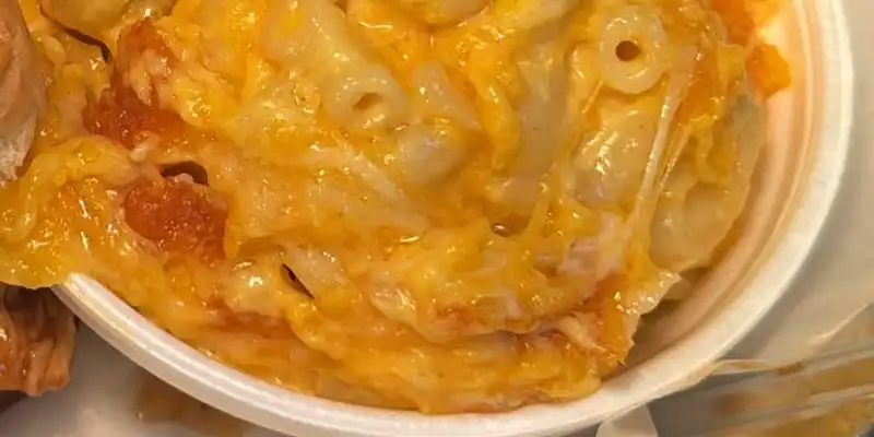 Cheesy baked mac and cheese