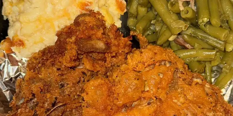 Fried chicken with green beans and mac and cheese